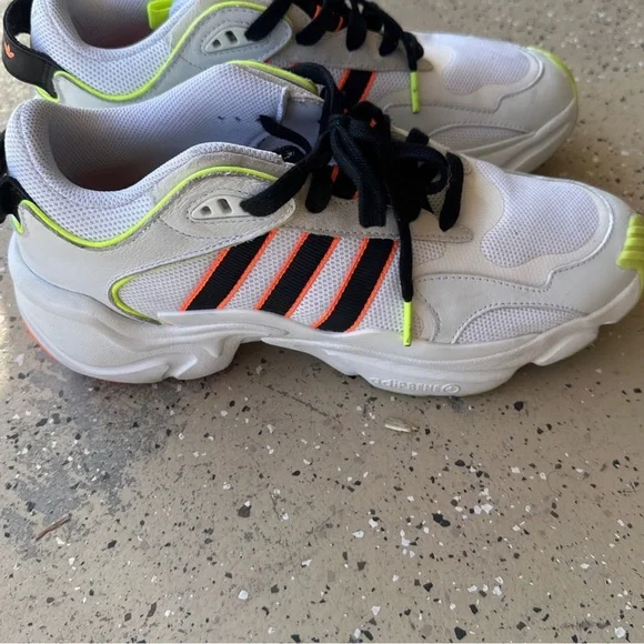 Limited edition White adidas with neon lining - Picture 3 of 9